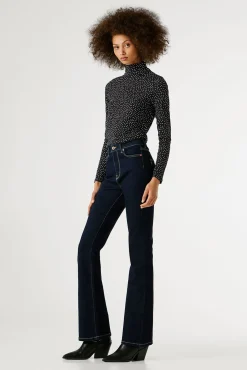 Pantalón vaquero acampanado tiro alto