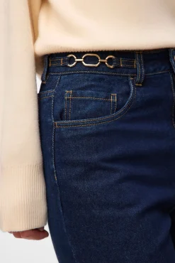 Pantalón vaquero detalle cadena