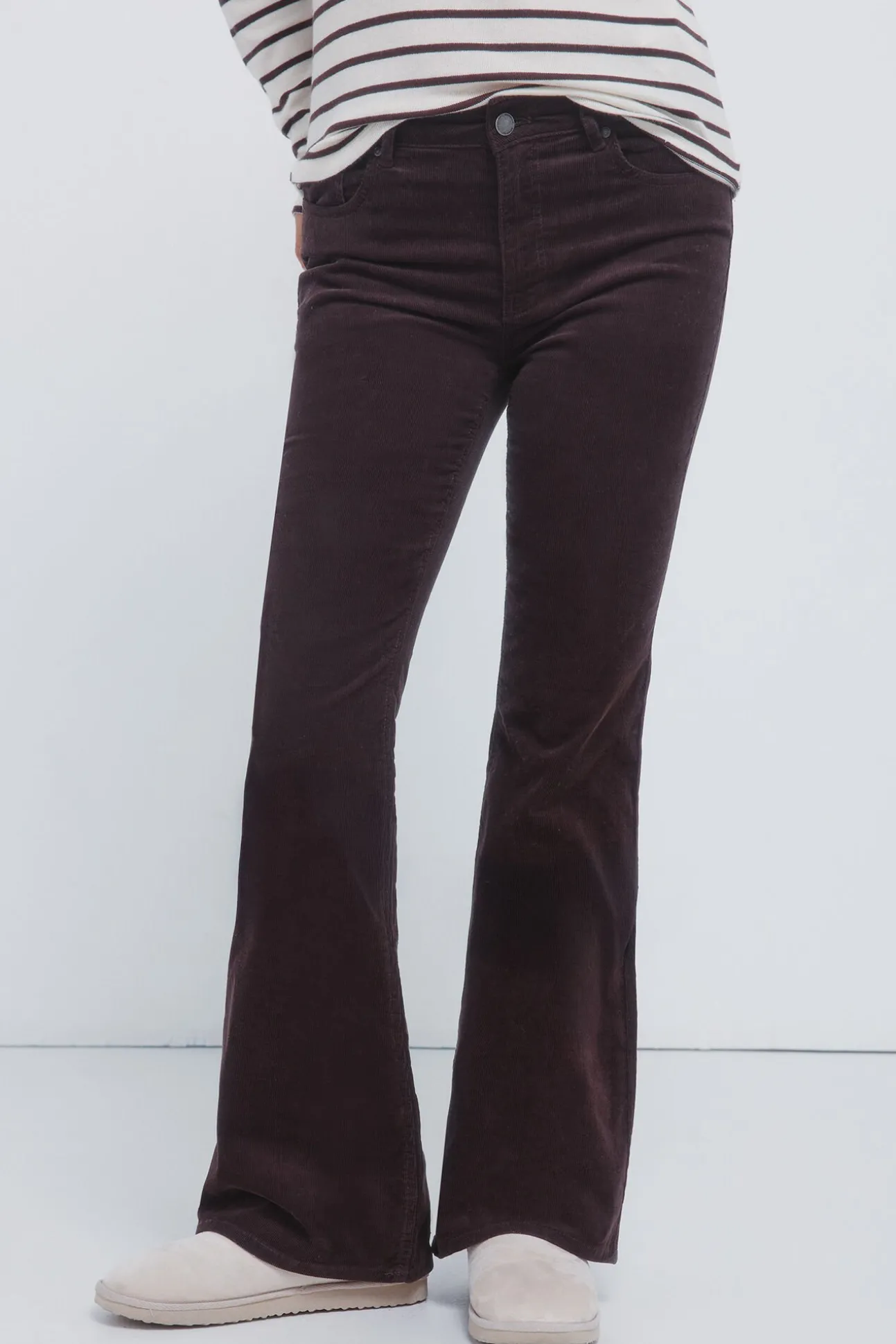 Pantalones pana low flare