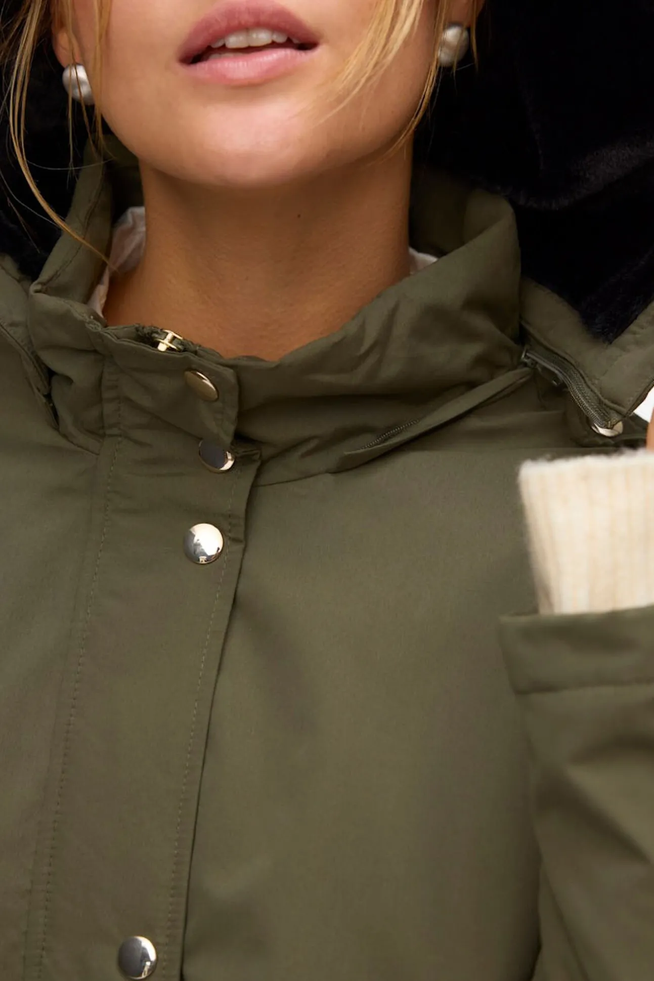 Parka con botones plateados