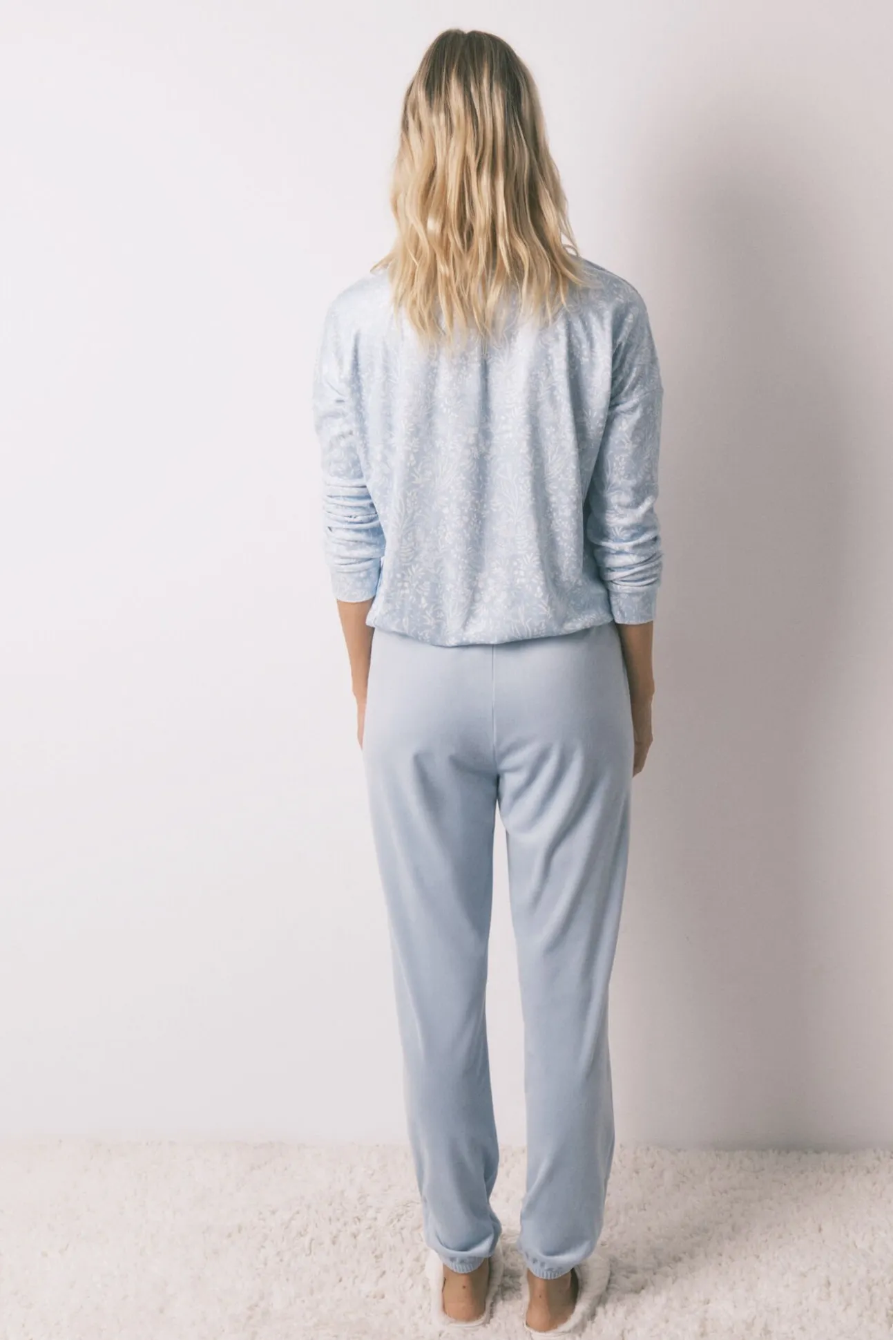 Pijama largo terciopelo brillo flores azul