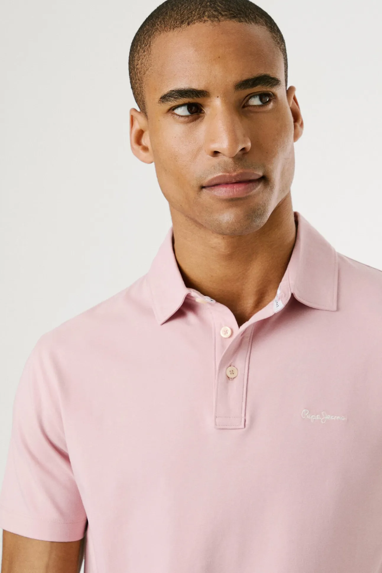 Polo de manga corto con triple botón y logo en el pecho