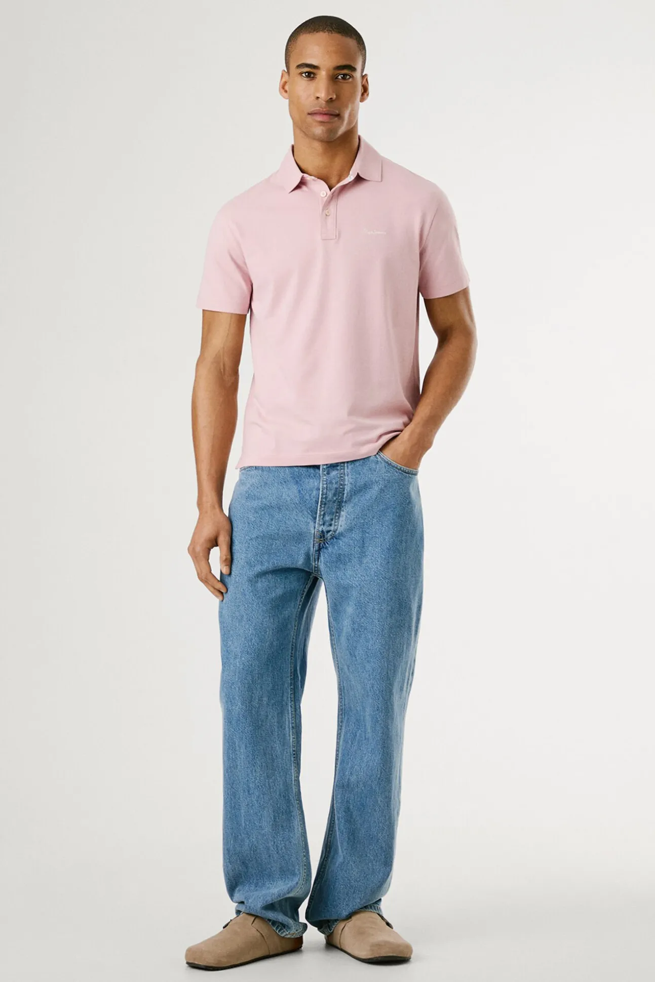 Polo de manga corto con triple botón y logo en el pecho