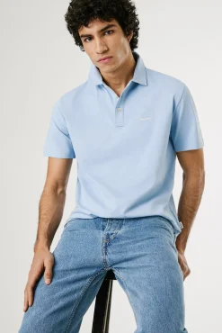 Polo de manga corto con triple botón y logo en el pecho
