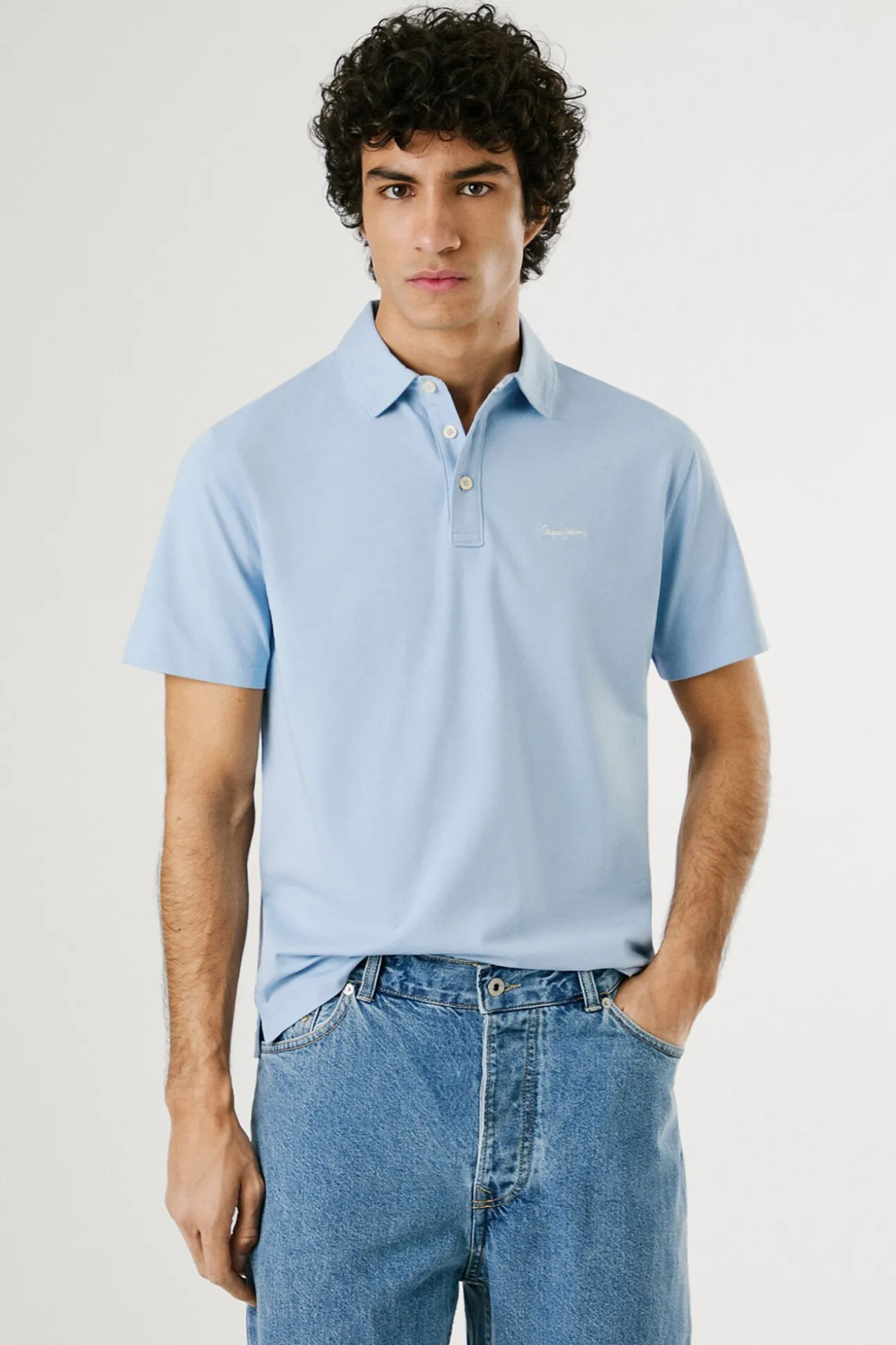 Polo de manga corto con triple botón y logo en el pecho