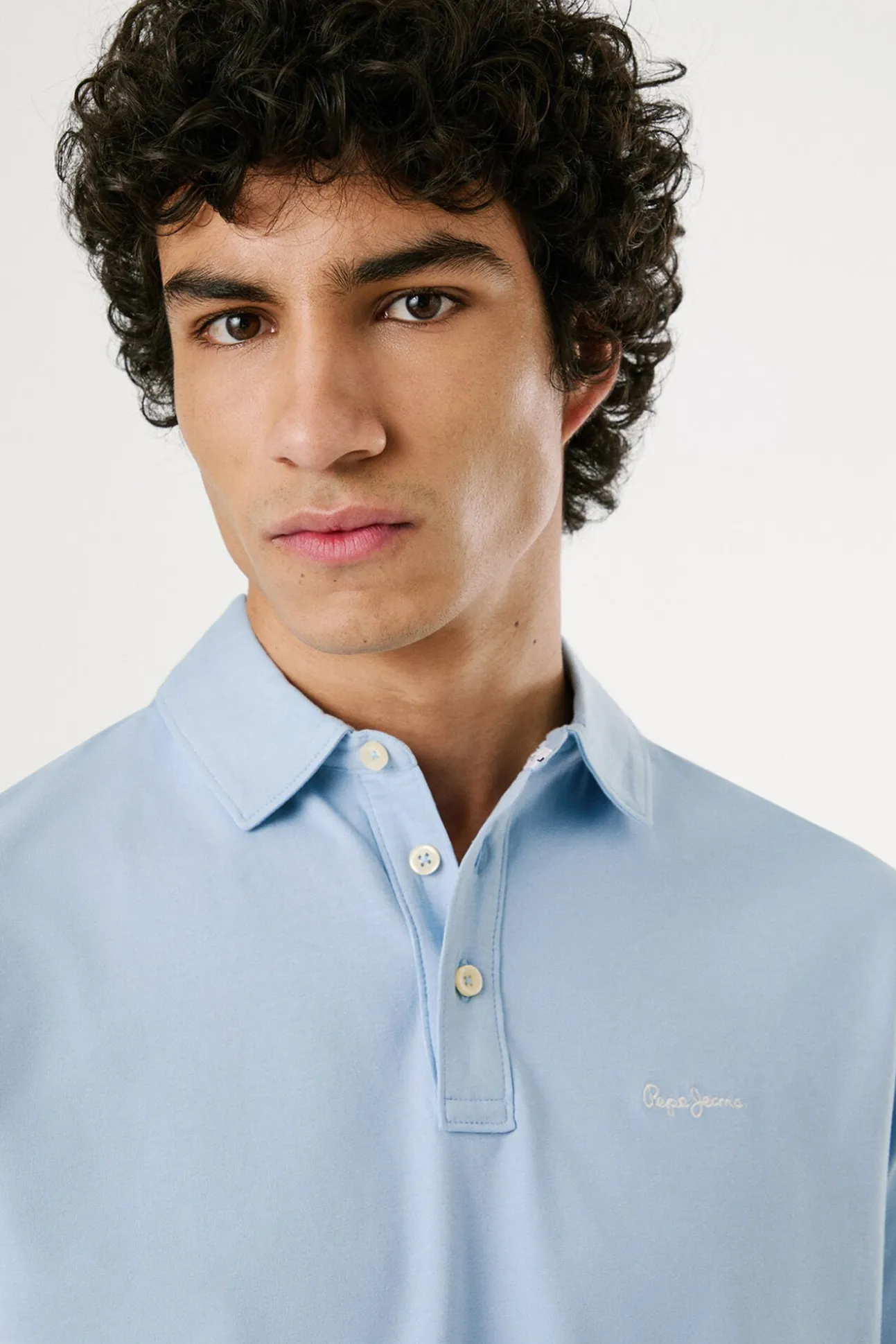 Polo de manga corto con triple botón y logo en el pecho
