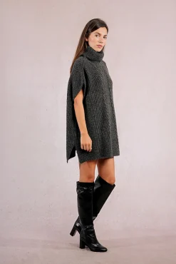 Poncho asimétrico con cuello alto