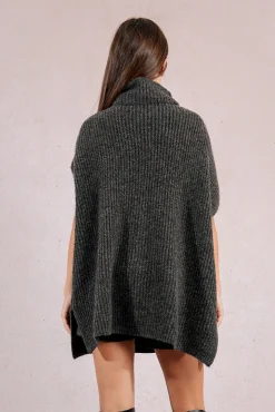Poncho asimétrico con cuello alto