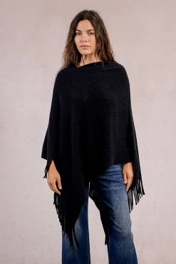 Poncho asimétrico con flecos