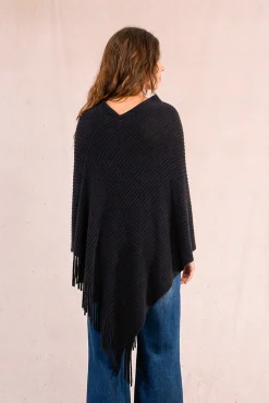 Poncho asimétrico con flecos