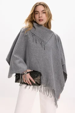 Poncho con flecos