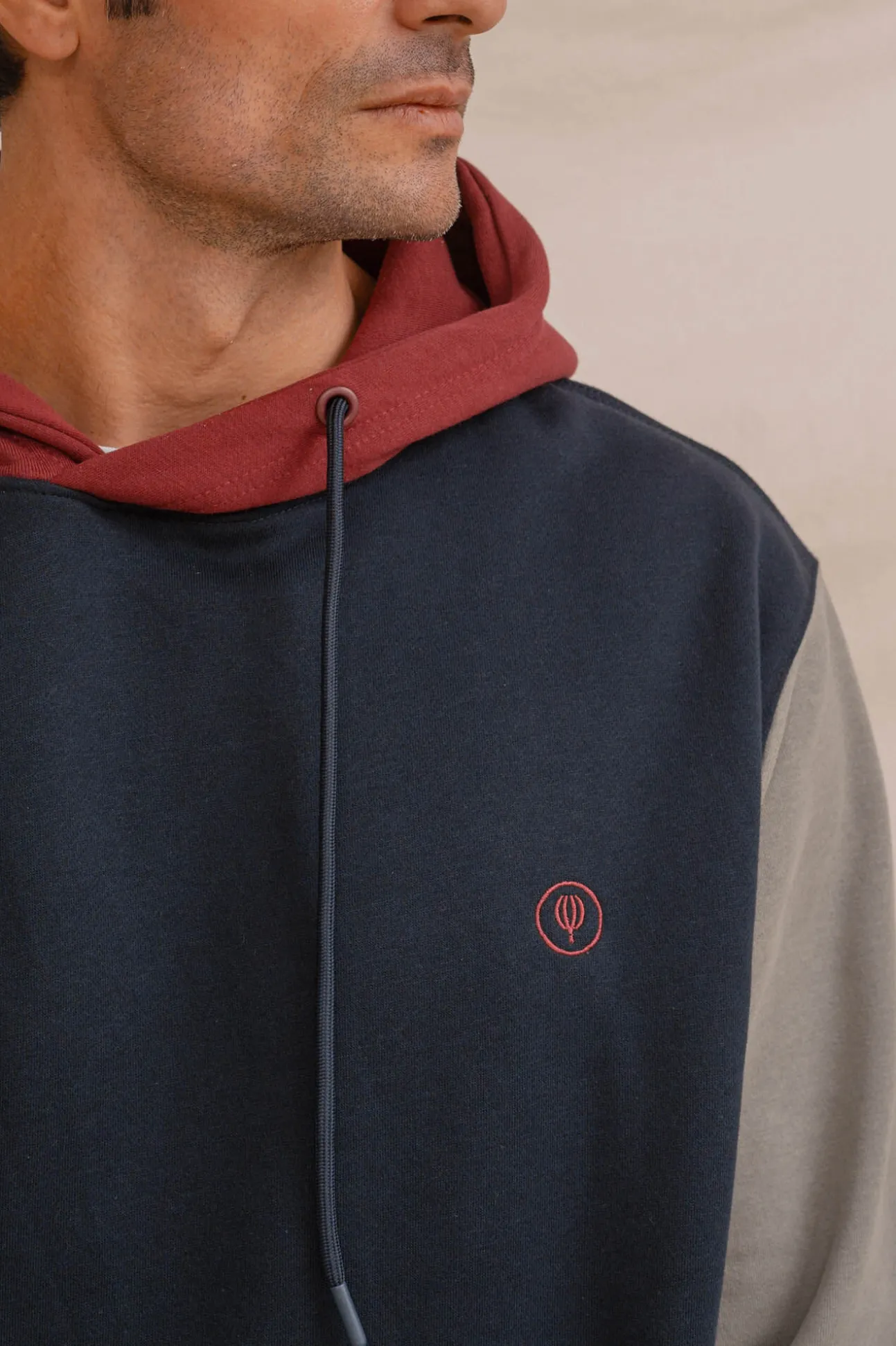 Sudadera canguro tricolor