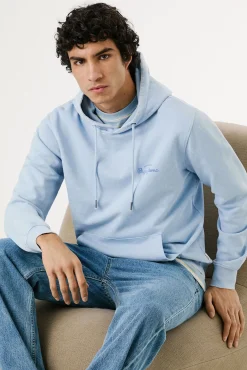 Sudadera lavada con logo pequeño frontal y logo grande en la espalda.