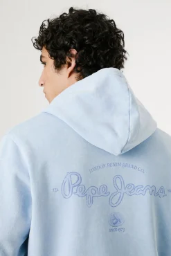 Sudadera lavada con logo pequeño frontal y logo grande en la espalda.