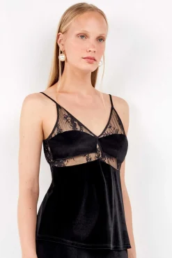 Top de terciopelo suave con detalles de encaje refinado