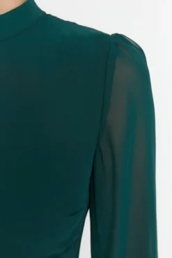 Vestido con cuello alto y forro