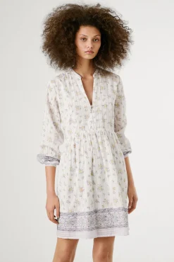 Vestido corto de manga larga con estampado floral.