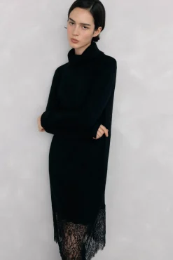 Vestido de punto con detalle de encaje en bajo.