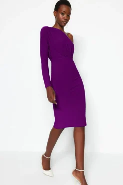 Vestido de punto midi con hombro descubierto
