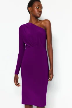Vestido de punto midi con hombro descubierto