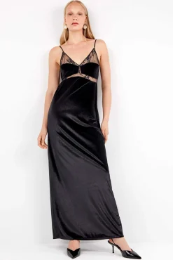 Vestido largo de terciopelo con caída fluida y sofisticada