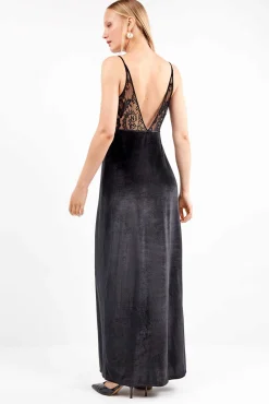 Vestido largo de terciopelo con caída fluida y sofisticada