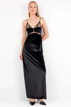 Vestido largo de terciopelo con caída fluida y sofisticada