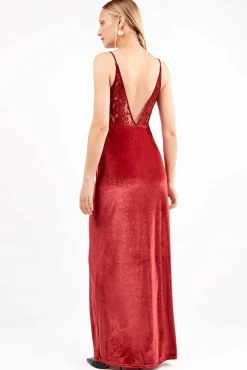 Vestido largo de terciopelo con caída fluida y sofisticada