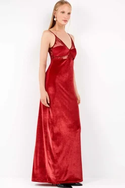 Vestido largo de terciopelo con caída fluida y sofisticada