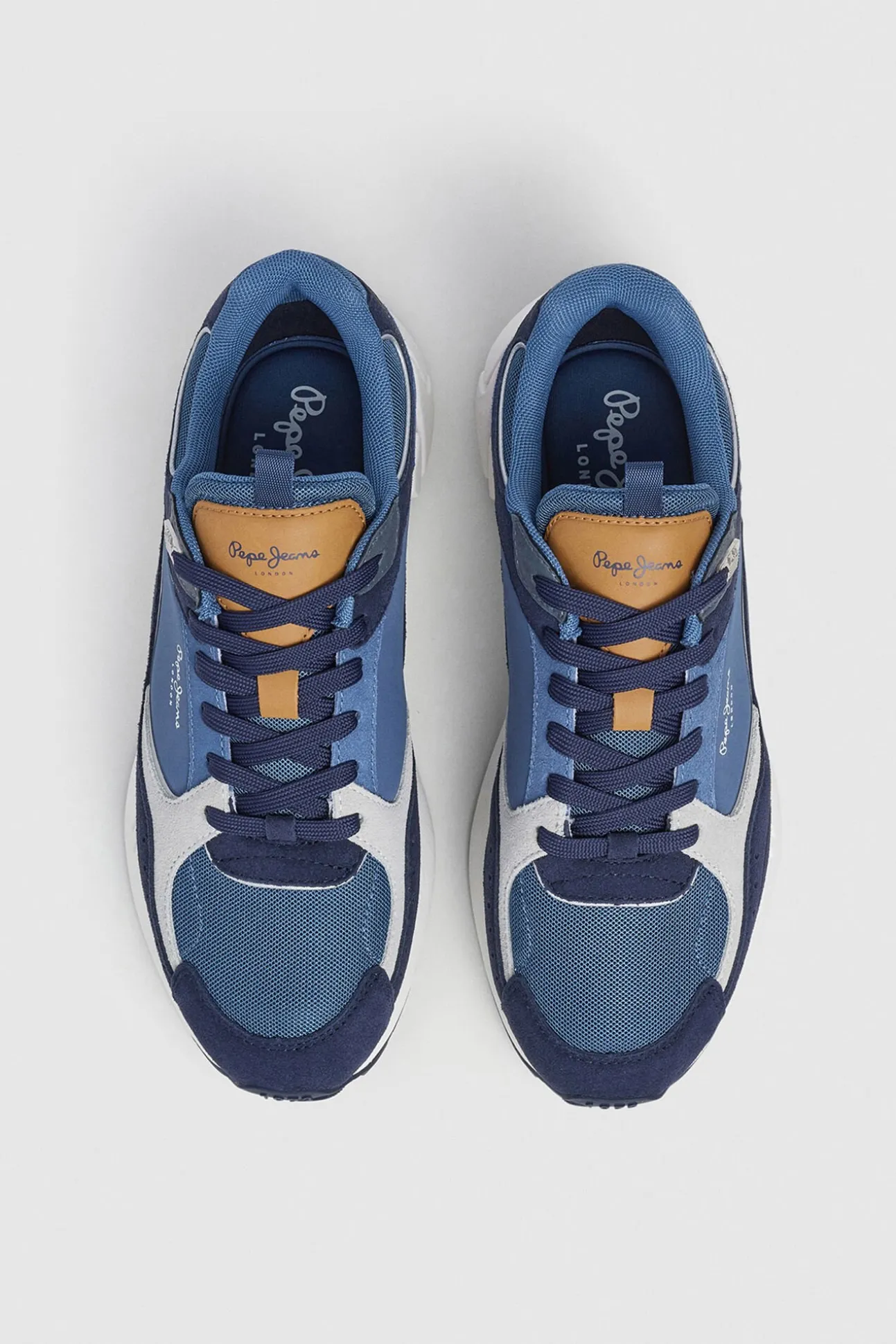 Zapatillas Con Detalles En Ante